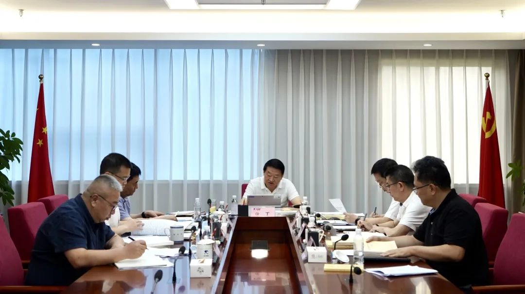 省尊龙凯时集团党委理论学习中心组召开2023年第八次专题学习钻研会